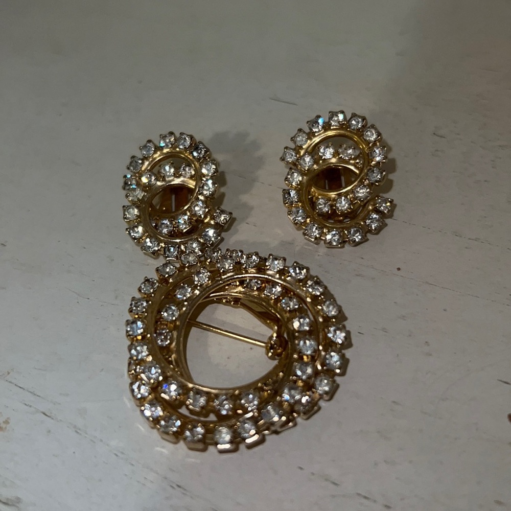 Vintage 50’s 60’s prong set crystal clip on earrings and brooch gold clear